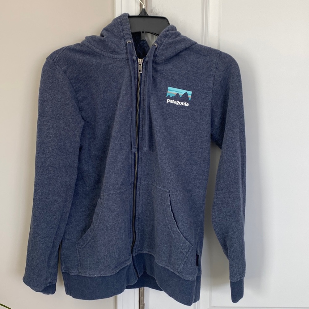 Women’s hooded Patagonia jacket.